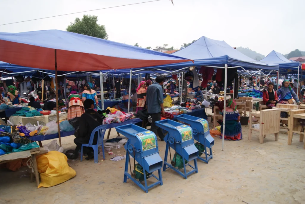 Bắc_Hà_Sunday_market,_Vietnam_-_20131027-26