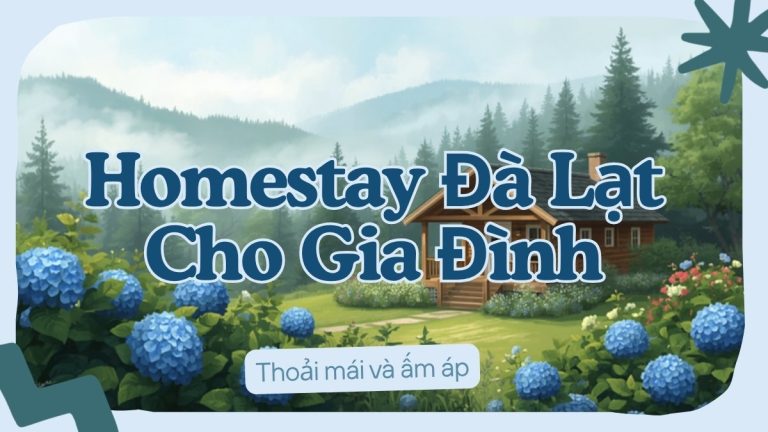 Homestay gỗ ấm cúng có sân vườn hoa cẩm tú cầu xanh, đồi thông mờ sương phía sau, phù hợp gia đình đi du lịch Đà Lạt