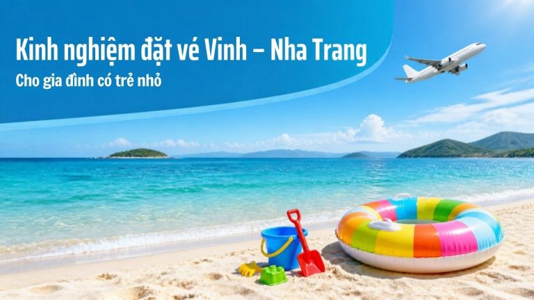 Bãi biển Nha Trang với phao bơi và đồ chơi trẻ em, máy bay bay trên bầu trời, minh họa bài kinh nghiệm đặt vé Vinh – Nha Trang cho gia đình có trẻ nhỏ