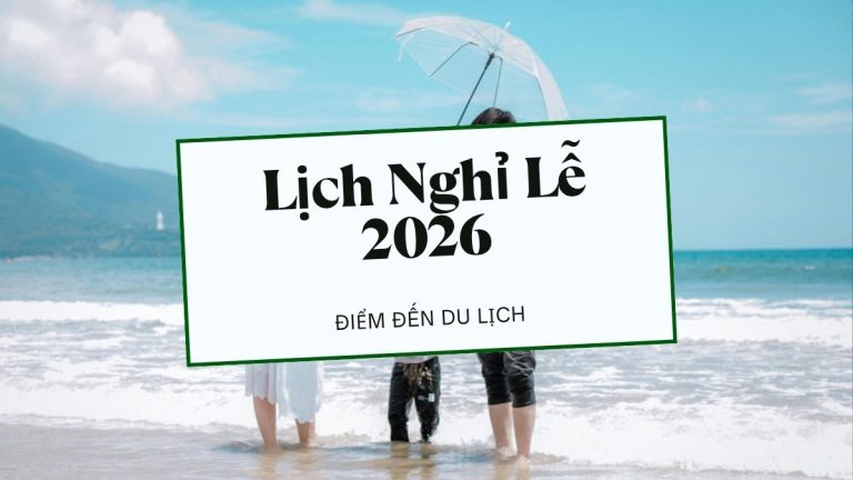 Gia đình đứng trên bãi biển cầm ô, minh họa cho lịch nghỉ lễ 2026 và gợi ý điểm đến du lịch