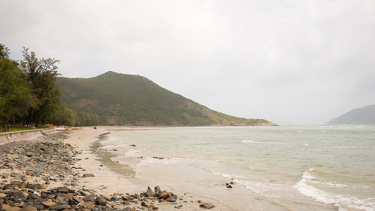 Bãi biển trên đảo Côn Sơn, Côn Đảo – chọn mùa biển êm khi đi cùng trẻ nhỏ