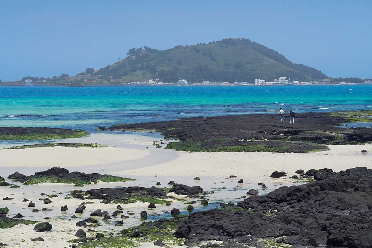 Bãi biển cát trắng và đá núi lửa trên đảo Jeju