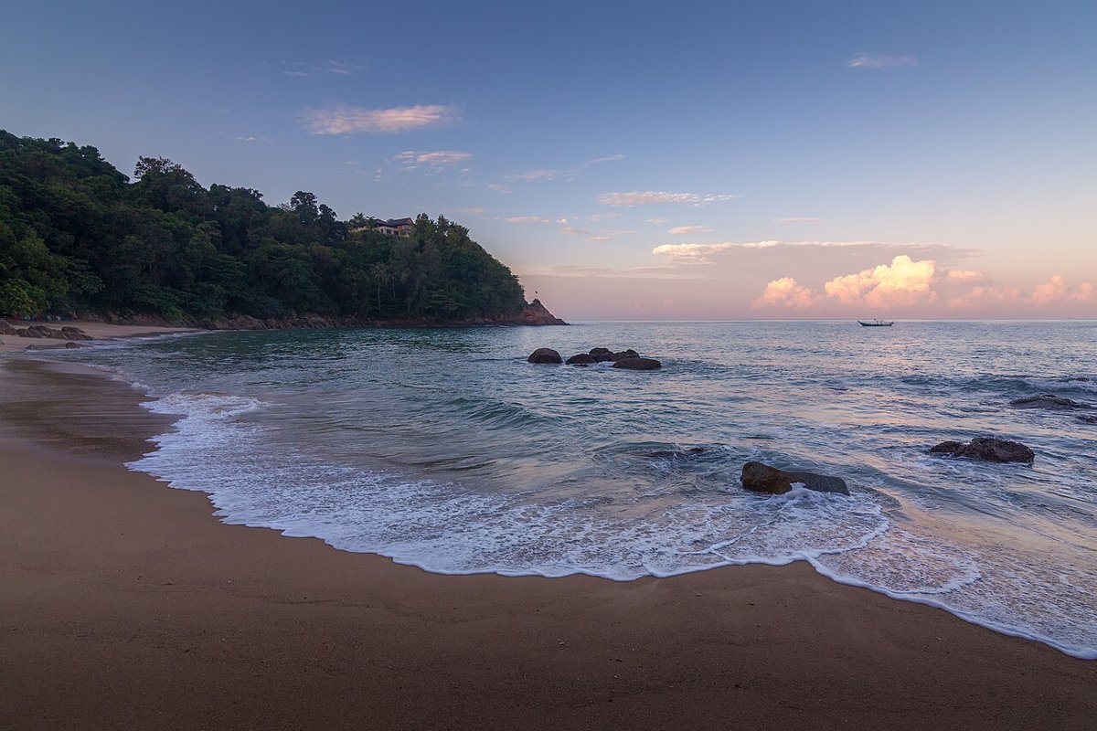 Bãi biển ở Phuket, Thái Lan – lưu ý rủi ro sóng lớn và tai nạn khi tắm biển