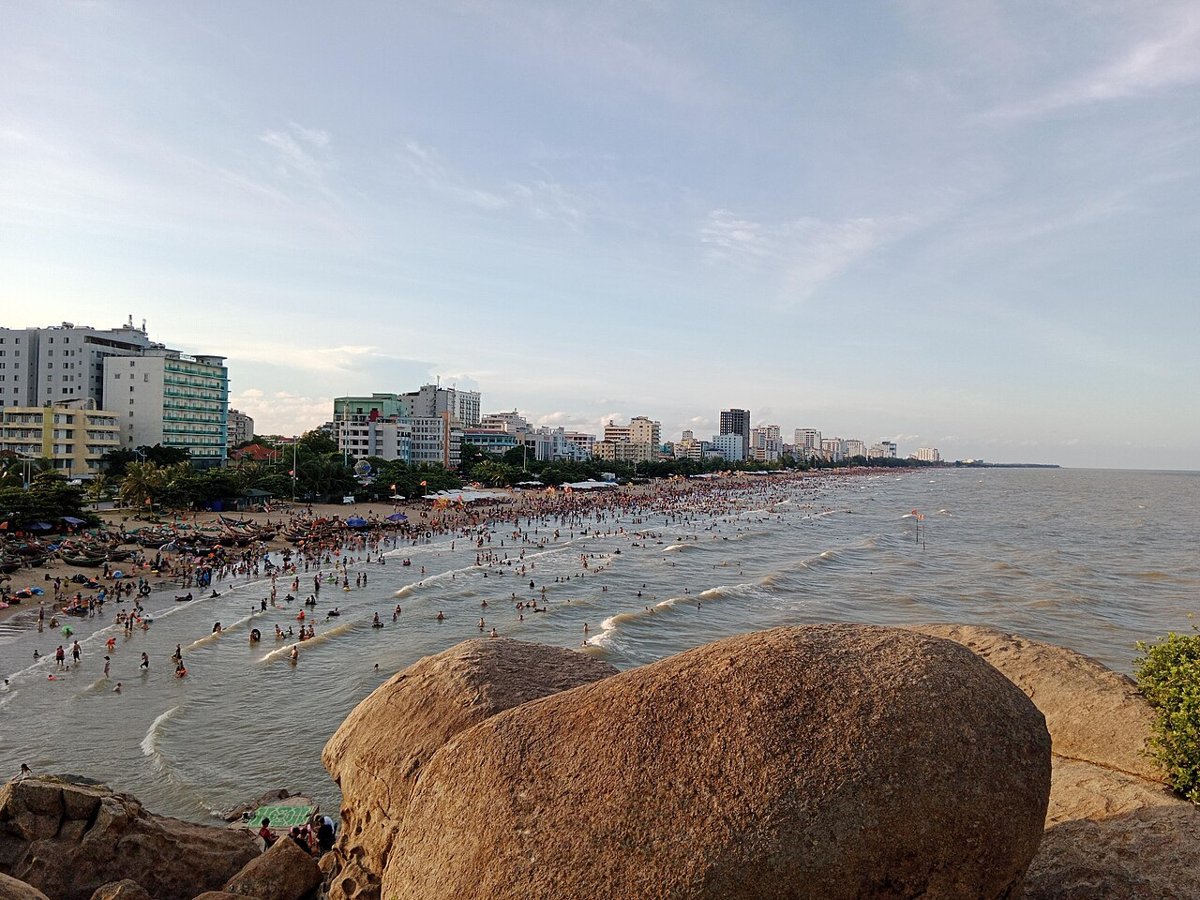Bãi biển Sầm Sơn nhìn từ hòn Cổ Giải – bãi biển gia đình dịp hè ở miền Bắc