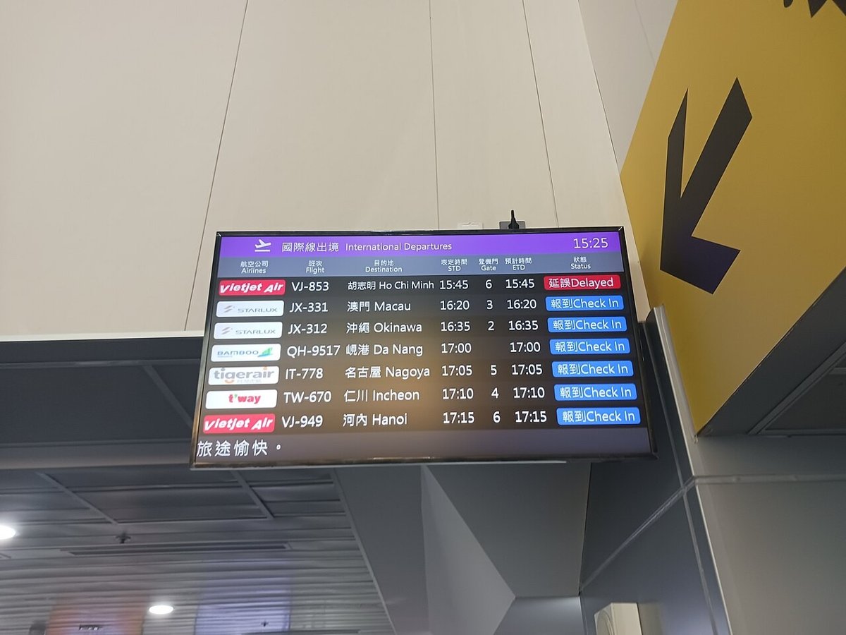 Bảng thông tin chuyến bay hiển thị trạng thái delay – cần theo dõi sát giờ bay mùa mưa bão