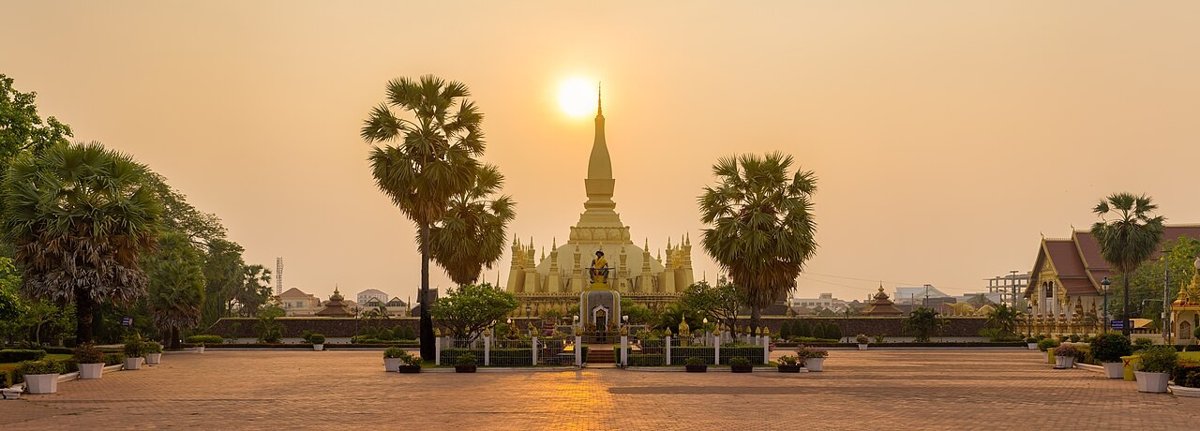 Bảo tháp vàng Pha That Luang lúc bình minh – biểu tượng nên ghé khi du lịch Vientiane tự túc