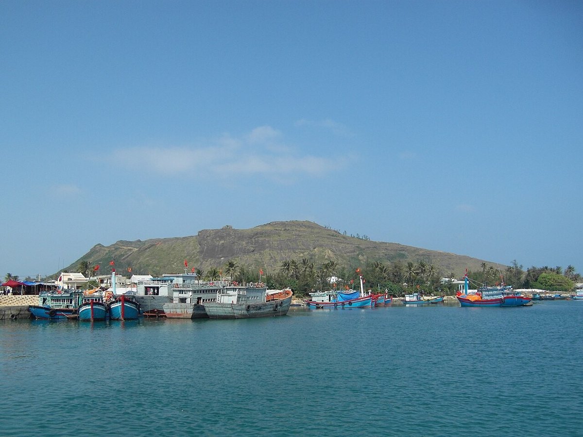Tàu thuyền neo đậu ở đảo Lý Sơn – điểm đến thuận tiện khi bay Hà Nội – Chu Lai rồi ra cảng Sa Kỳ
