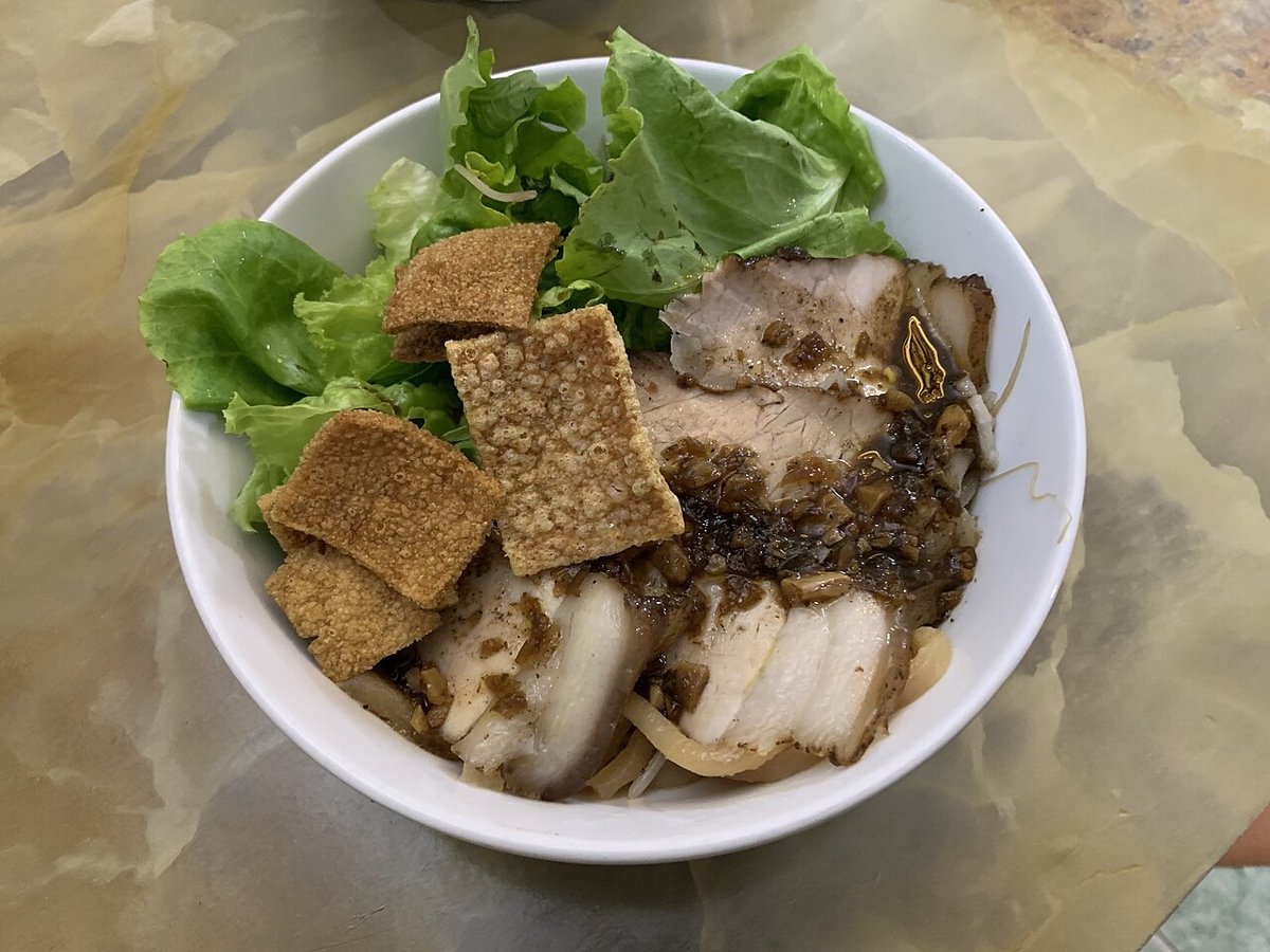 Tô cao lầu Hội An với thịt xá xíu, rau sống và bánh đa giòn