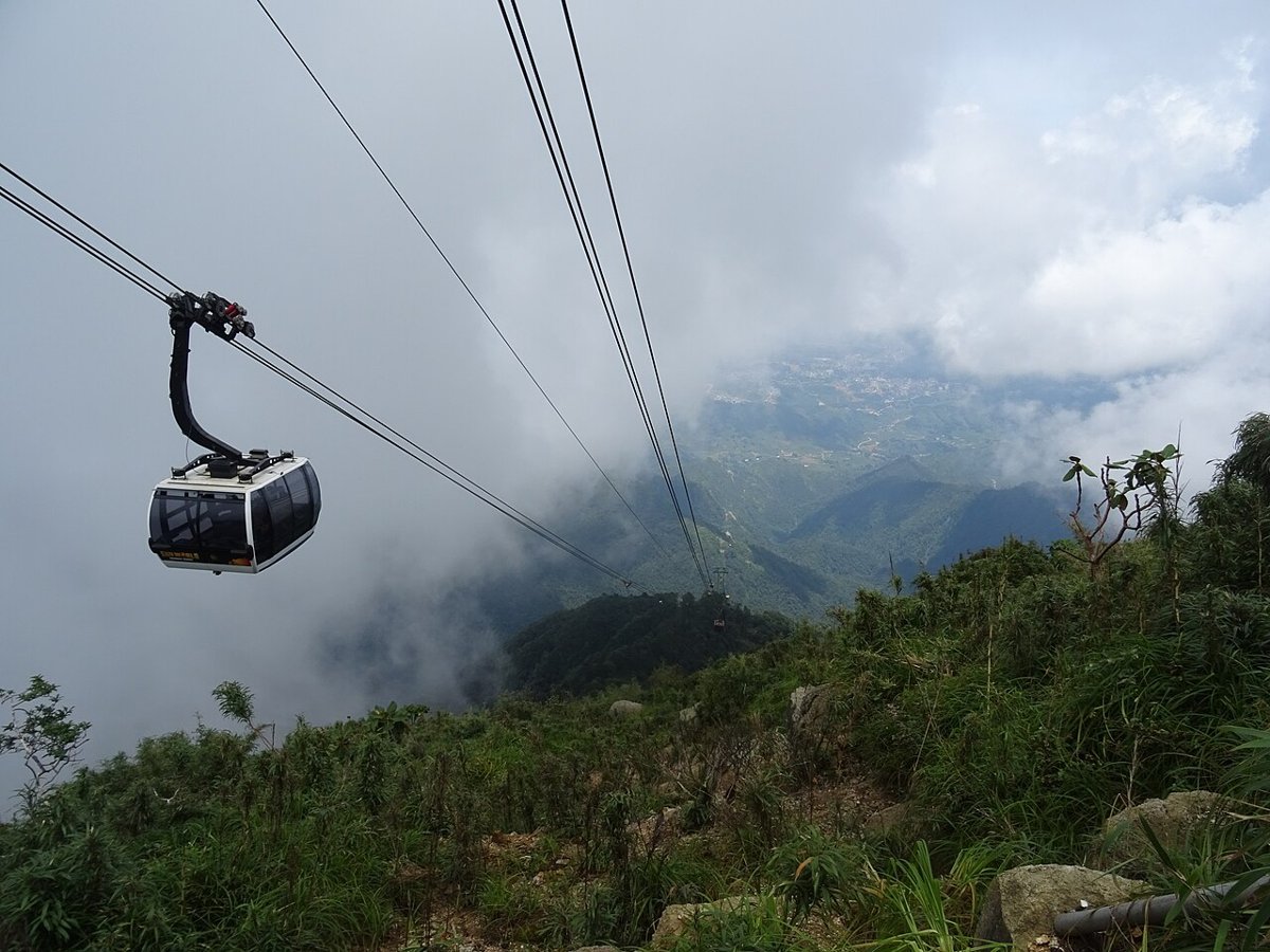 Cáp treo Fansipan giữa mây núi Sa Pa, gần khu zipline Fansipan