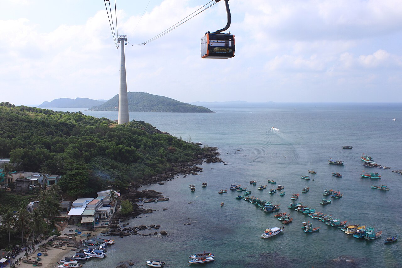 Cáp treo Hòn Thơm vượt biển phía trên làng chài An Thới, Phú Quốc