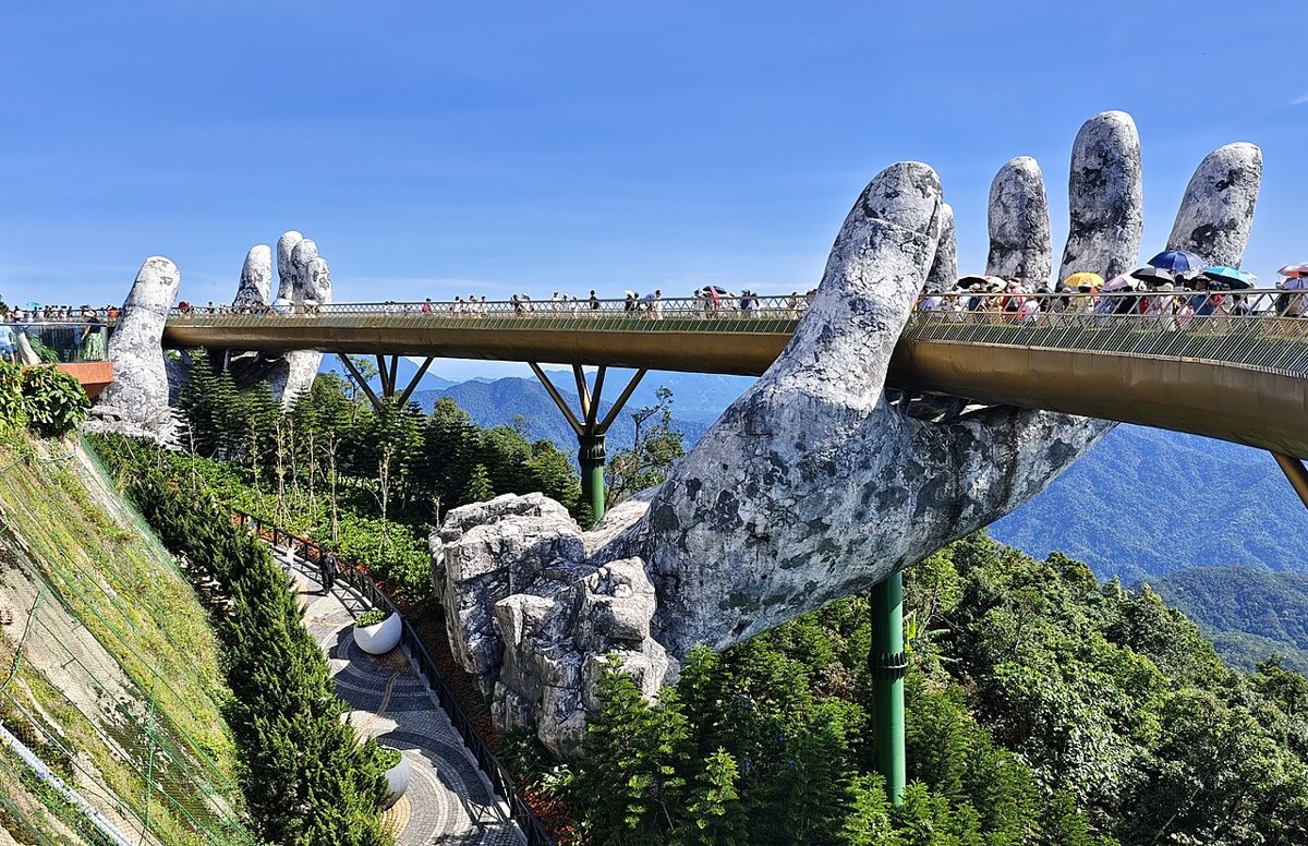 Cầu Vàng Bà Nà Hills – gợi ý góc chụp ảnh gia đình làm nổi bật cả người và cảnh