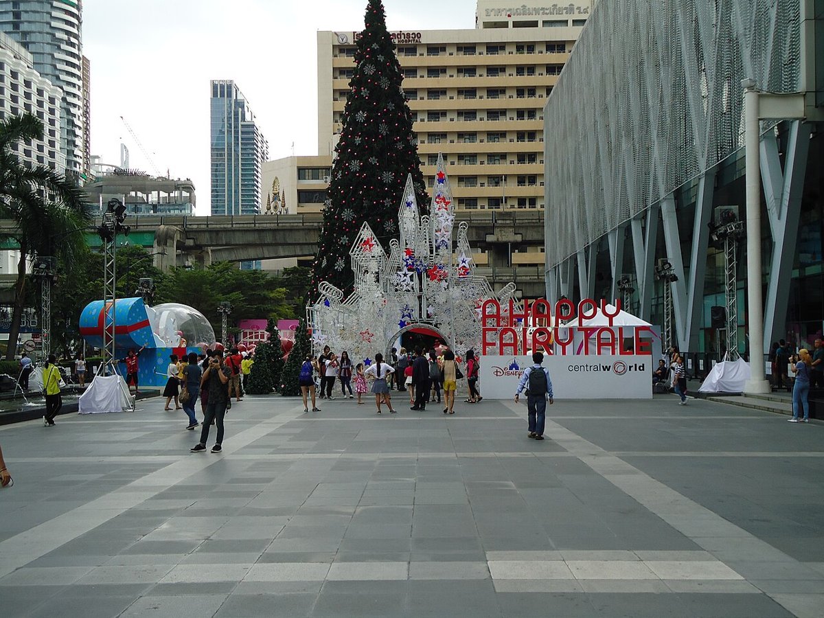Cây thông Noel trước trung tâm thương mại CentralWorld, Bangkok – không khí Giáng sinh ở Thái Lan