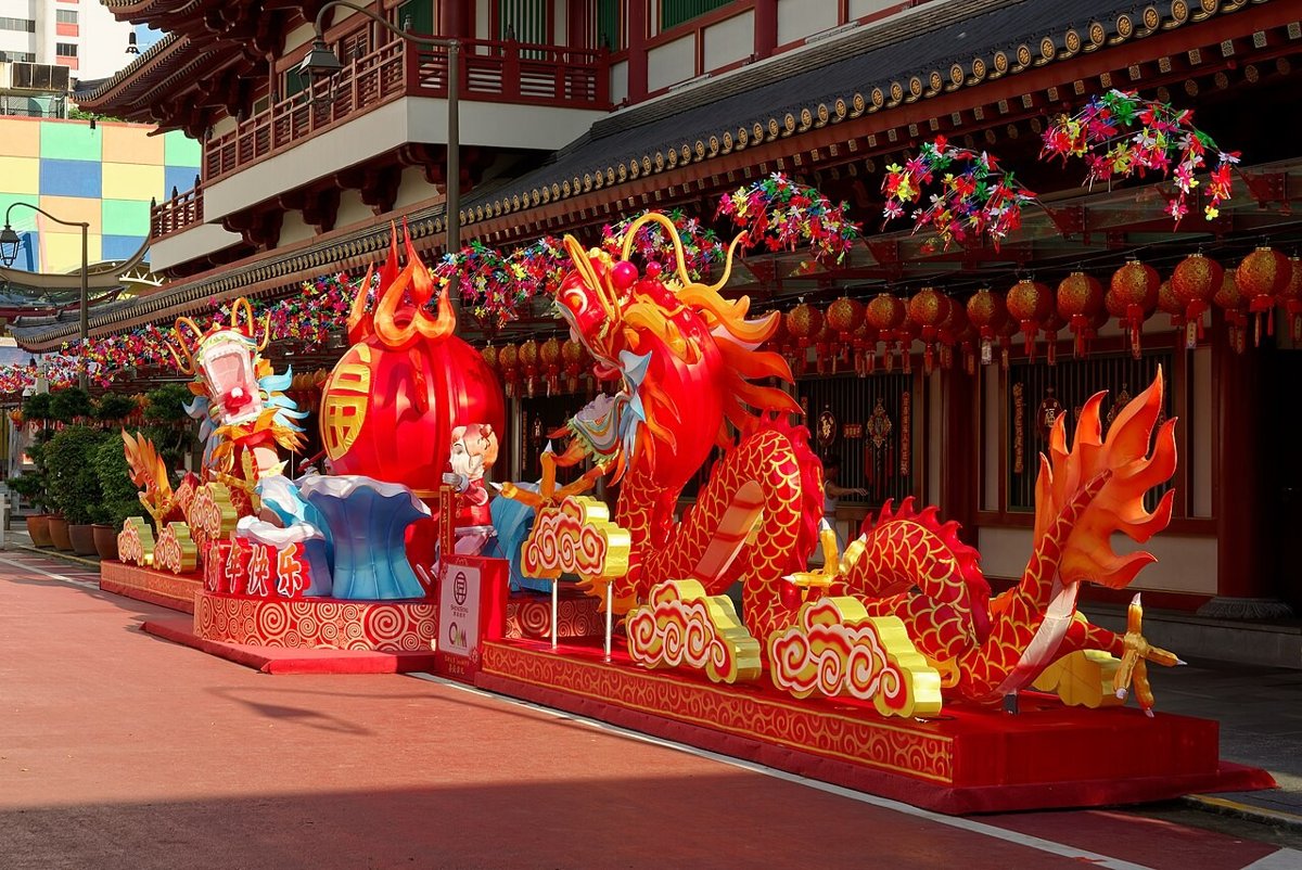 Linh vật rồng và đèn lồng trang trí Tết âm lịch ở Chinatown Singapore, điểm đến miễn visa cho gia đình Việt