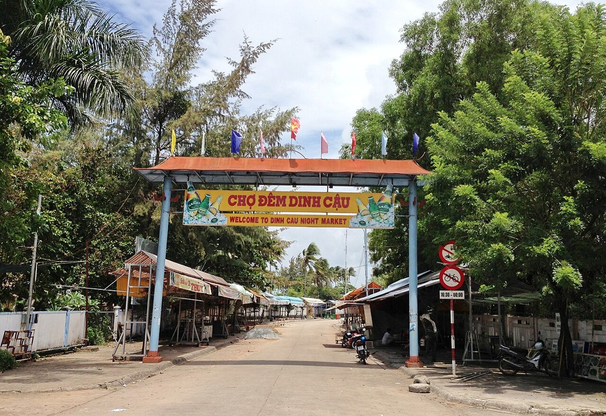 Cổng chợ đêm Dinh Cậu, Dương Đông – điểm ăn uống khi đến Phú Quốc