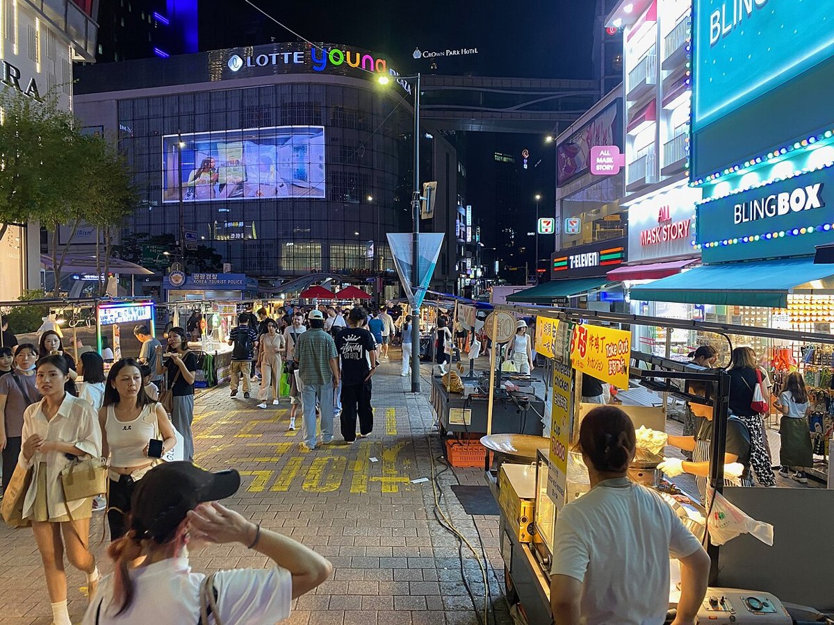 Phố ẩm thực đêm Myeongdong ở Seoul, nơi du khách Việt dùng visa Hàn Quốc 5 năm hay ghé thăm