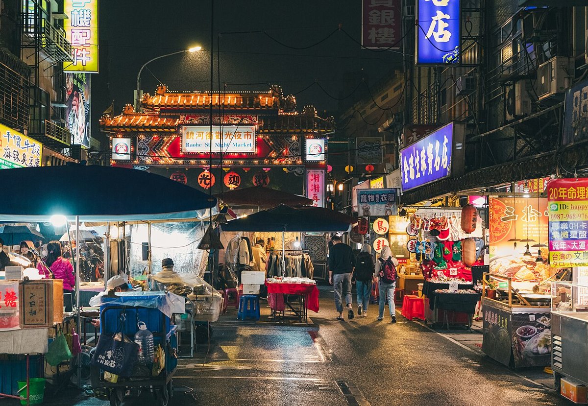 Cổng đền Từ Hựu và các sạp ăn vặt ở chợ đêm Nhiêu Hà, điểm ăn uống nổi tiếng Đài Bắc