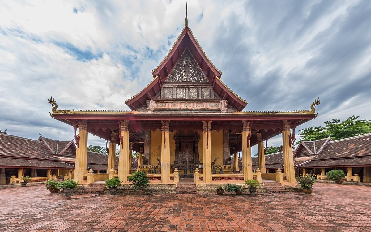 Chùa Wat Si Saket cổ kính dưới trời xanh – điểm tham quan trong lịch trình Vientiane 2–3 ngày