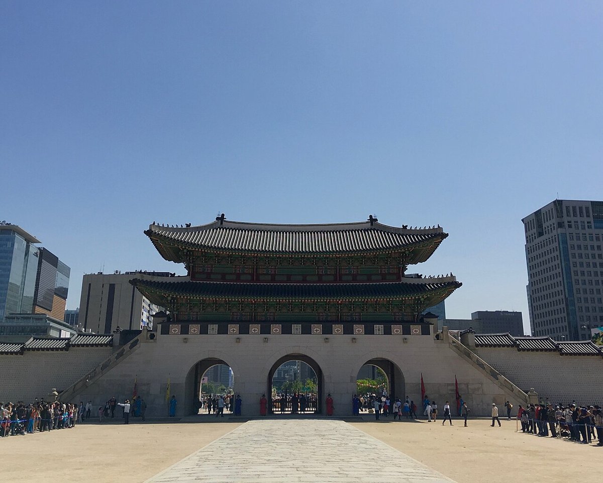Cổng Gwanghwamun của cung điện Gyeongbokgung ở Seoul, điểm đến quen thuộc khi đi Hàn Quốc bằng visa 10 năm
