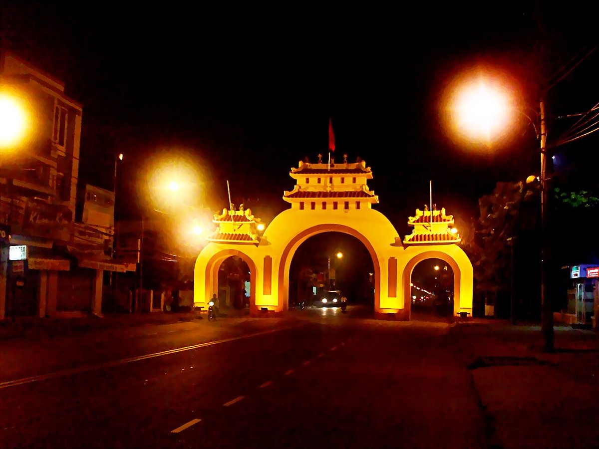 Cổng tam quan thành phố Rạch Giá về đêm – trên đường từ sân bay vào trung tâm