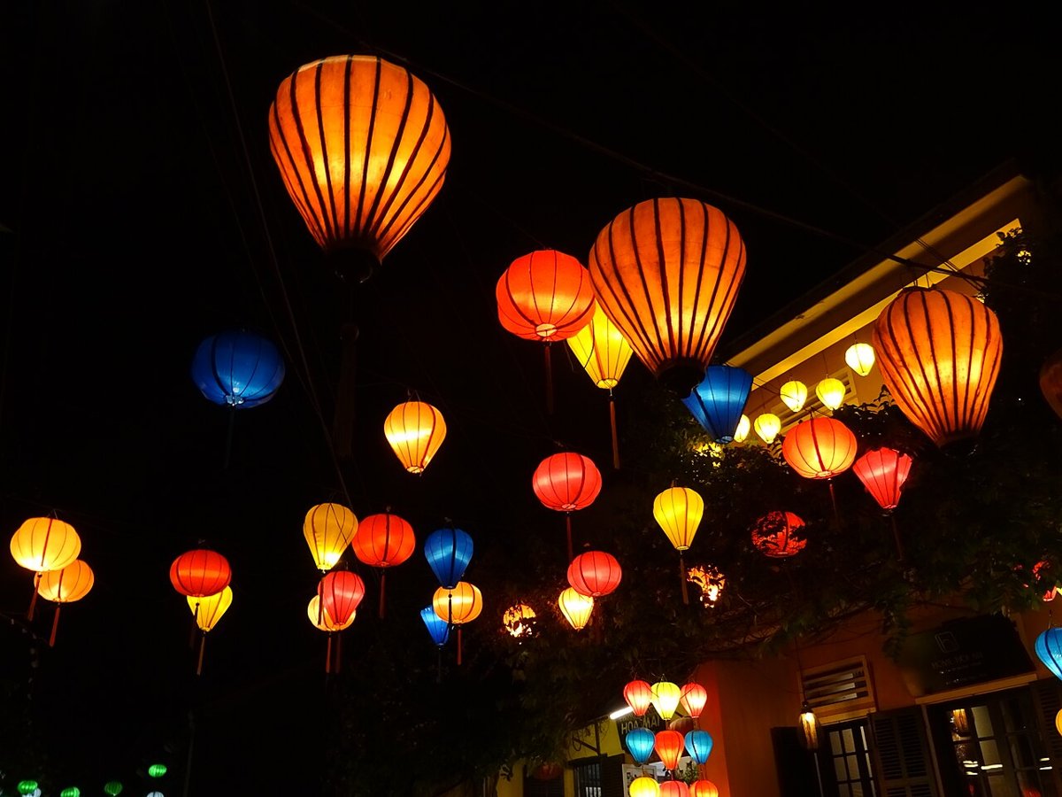 Đèn lồng Hội An về đêm – tận dụng ánh sáng đèn để chụp ảnh gia đình có chiều sâu
