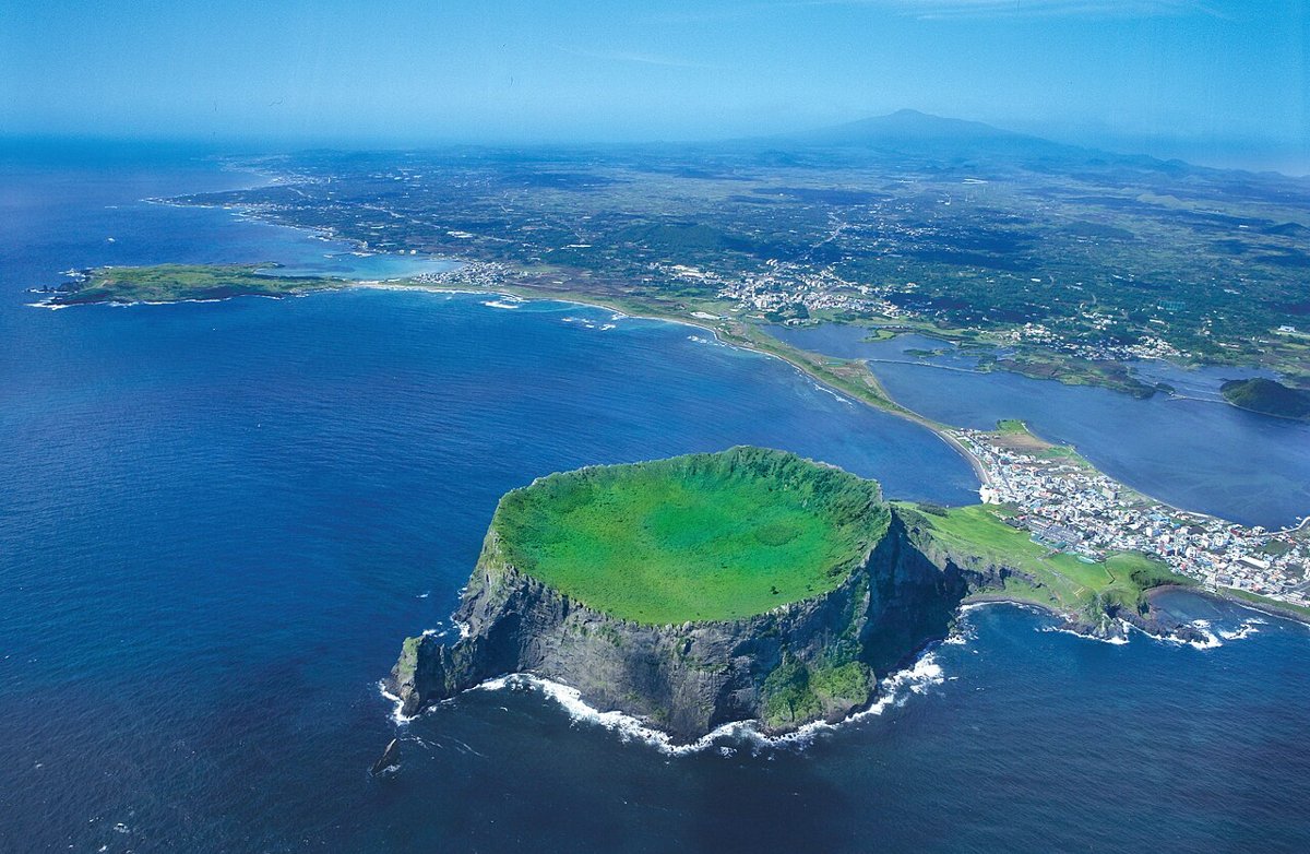 Đỉnh Seongsan Ilchulbong nhìn từ trên cao – biểu tượng của đảo Jeju, Hàn Quốc