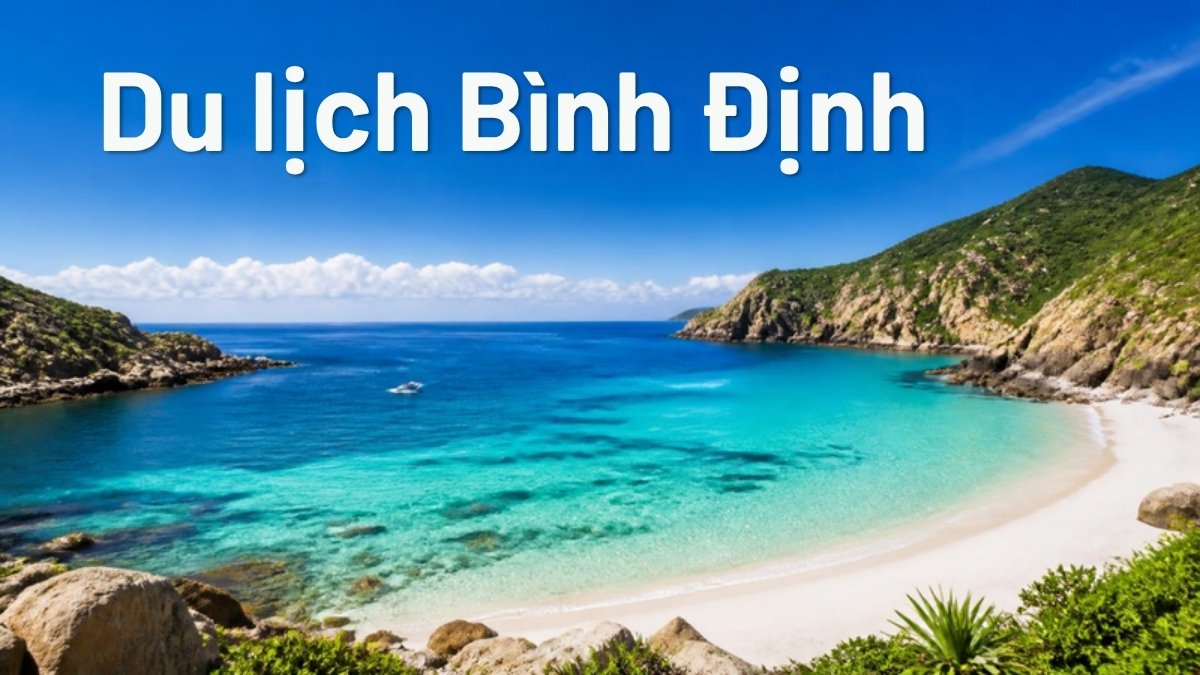 Bãi biển cát trắng nước xanh ngọc được núi bao quanh – minh họa du lịch Bình Định, Kỳ Co
