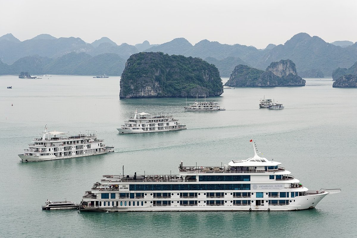 Du thuyền trên vịnh Hạ Long – khu vực gần sân bay Vân Đồn