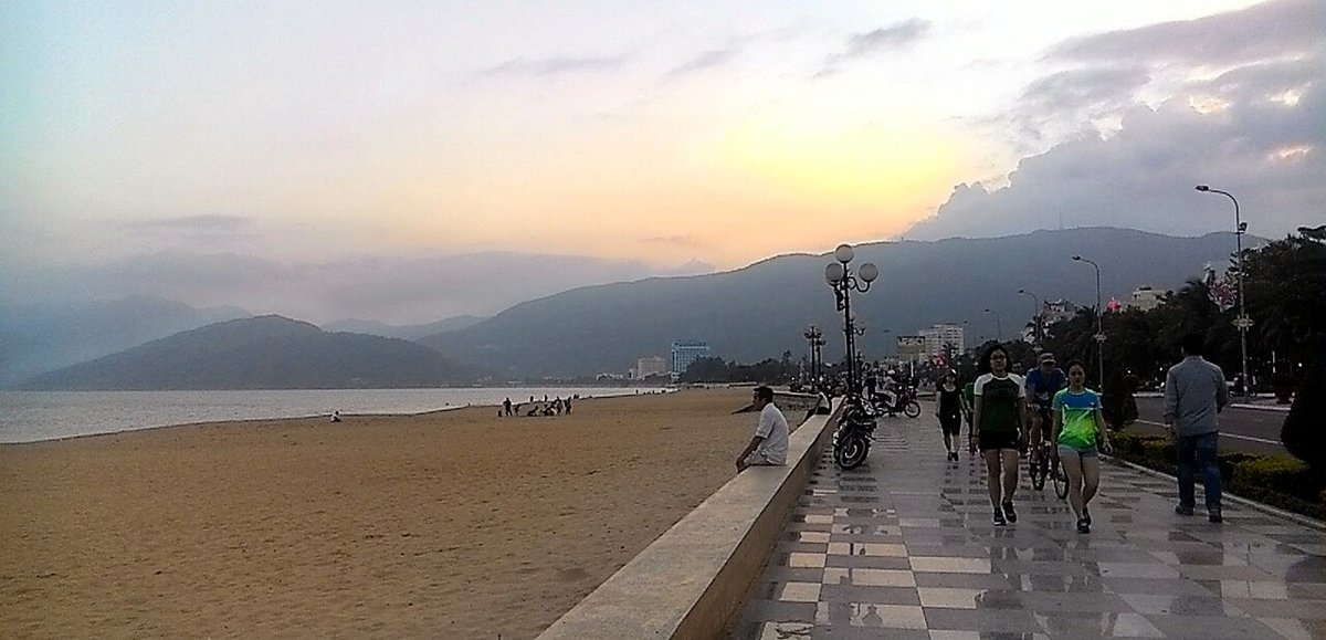 Đường đi bộ ven biển trung tâm Quy Nhơn – điểm đến sau khi bay từ Hà Nội