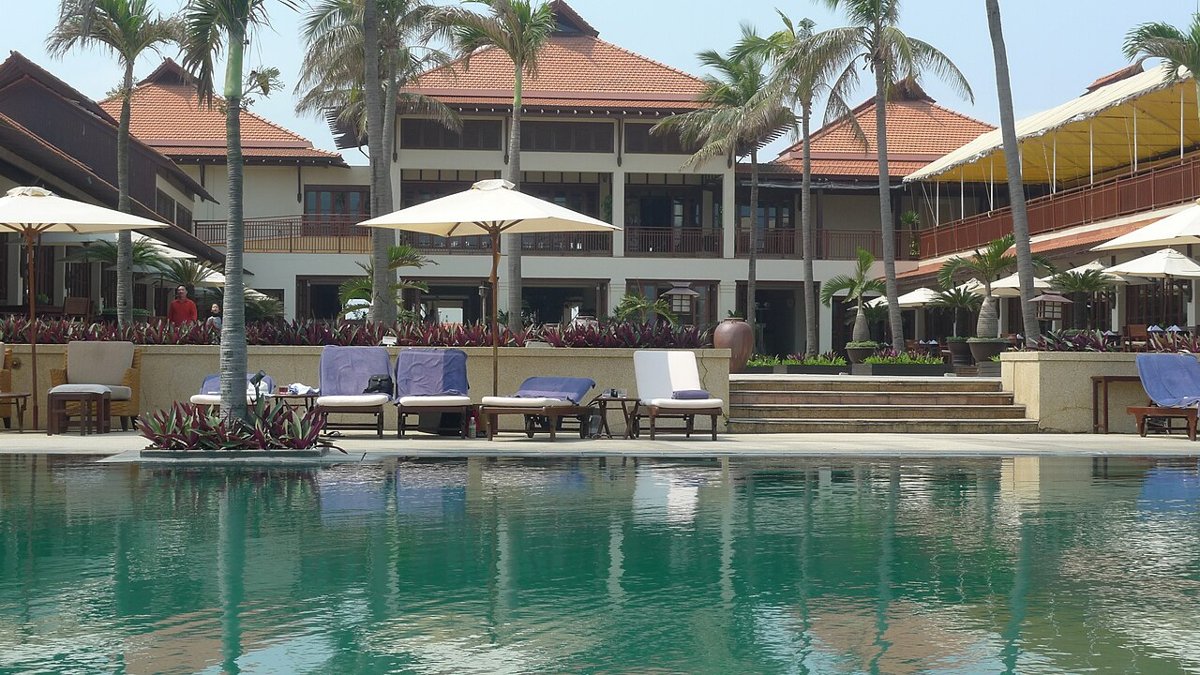 Hồ bơi resort ở Đà Nẵng – tiện ích resort mà homestay khó thay thế khi đi cùng con