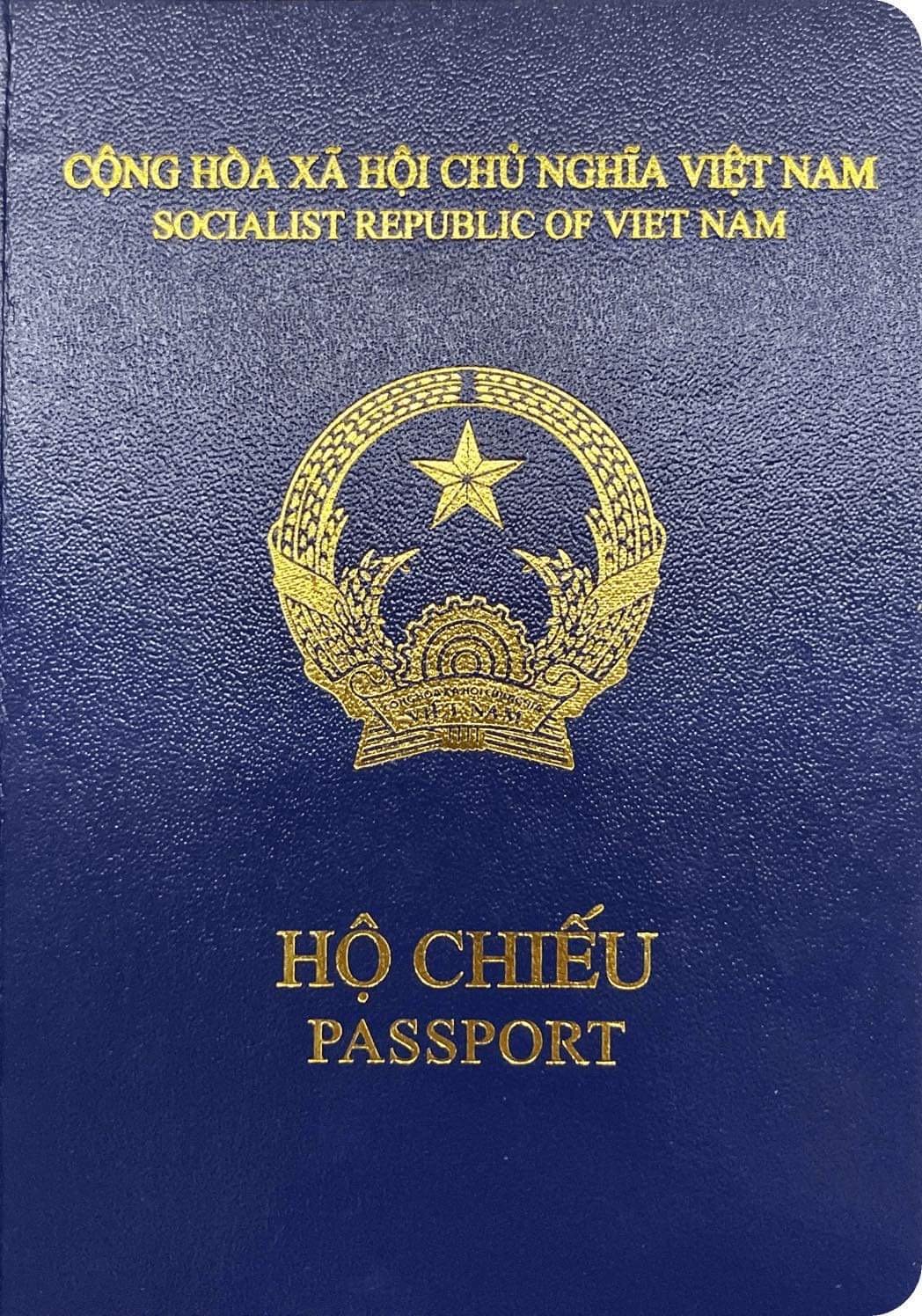 Hộ chiếu Việt Nam mẫu mới cấp từ năm 2022 với bìa màu xanh tím than