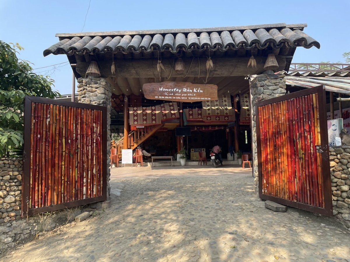 Cổng một homestay ở bản Khe Rạn, Con Cuông, Nghệ An – kiểu lưu trú nhiều gia đình lựa chọn
