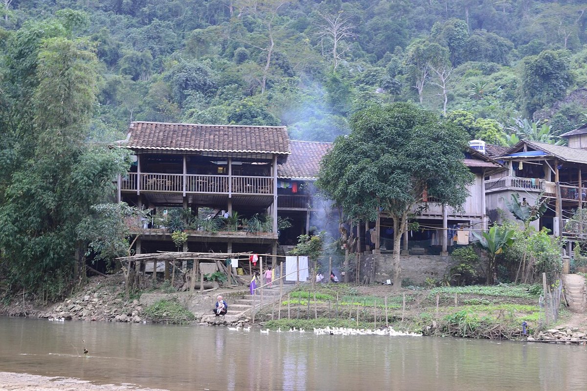 Homestay nhà sàn ven hồ ở Pác Ngòi, Ba Bể – ví dụ về vị trí homestay gần thiên nhiên