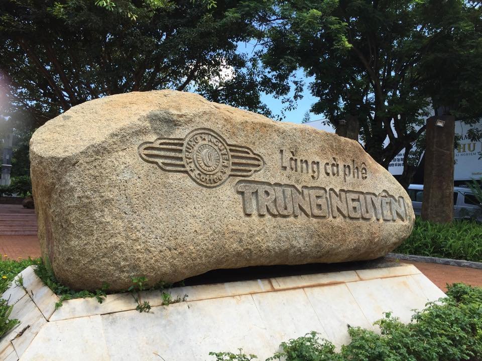 Cổng đá Làng cà phê Trung Nguyên ở Buôn Ma Thuột