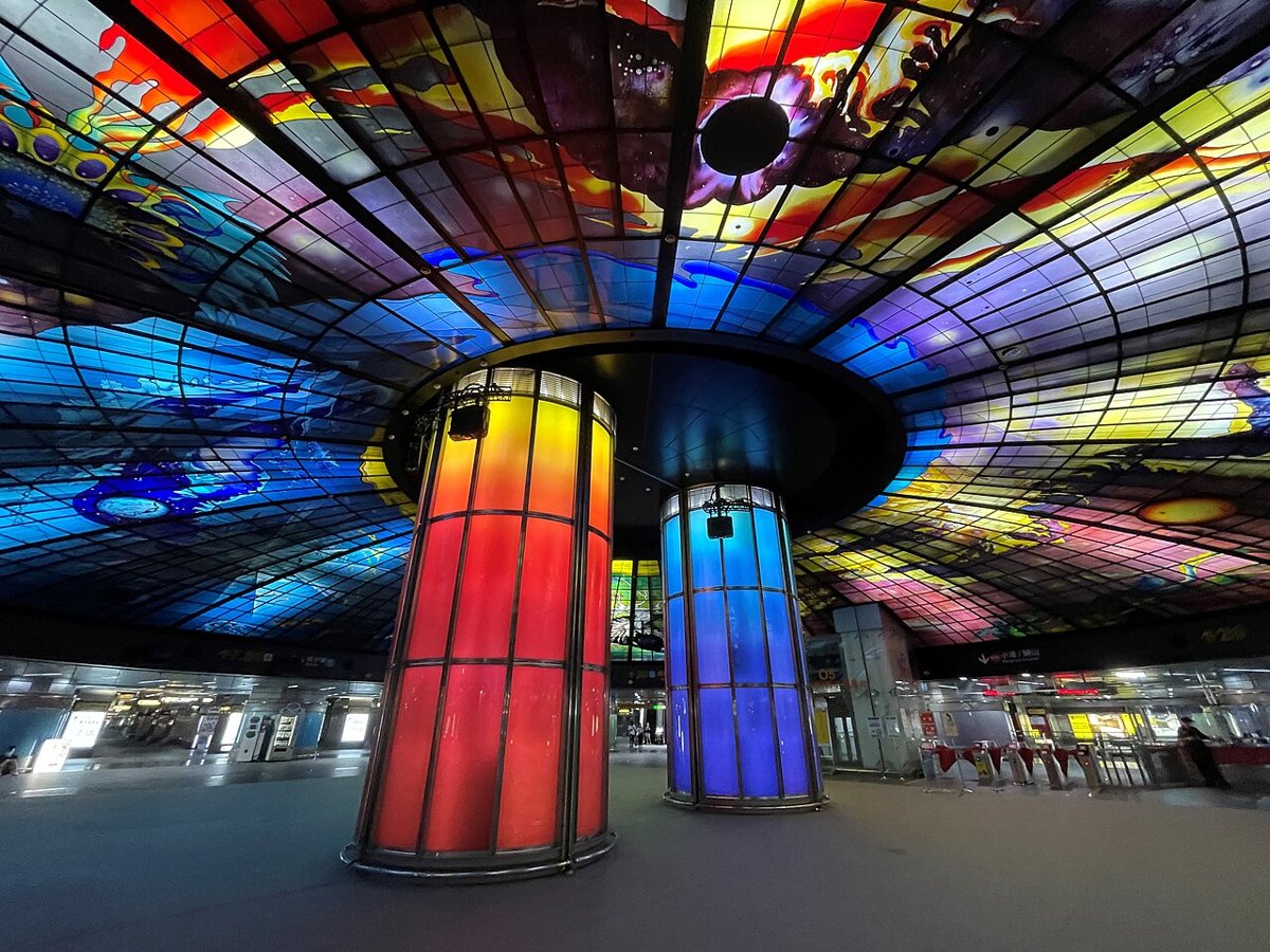 Mái vòm kính màu Dome of Light trong ga MRT Formosa Boulevard, Cao Hùng