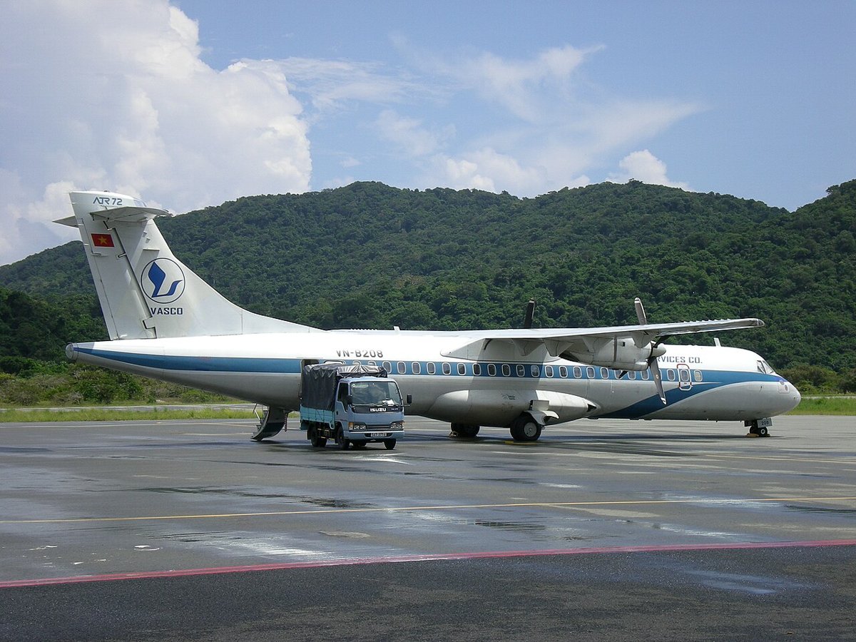 Máy bay cánh quạt ATR 72 tại sân bay Côn Đảo, tuyến bay ra đảo ít chuyến mỗi ngày