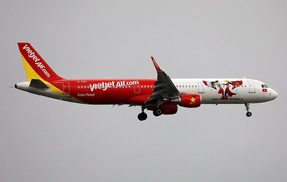 Máy bay Airbus A321 của Vietjet đang bay – hãng thường mở bán vé giá rẻ dịp ngày đôi 11/11