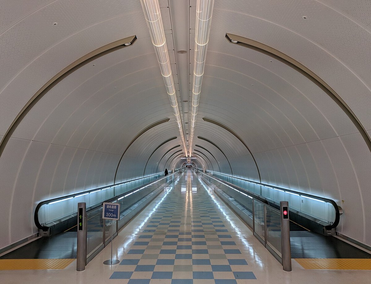 Lối đi bộ tự động trong nhà ga 1 sân bay Narita, Nhật Bản