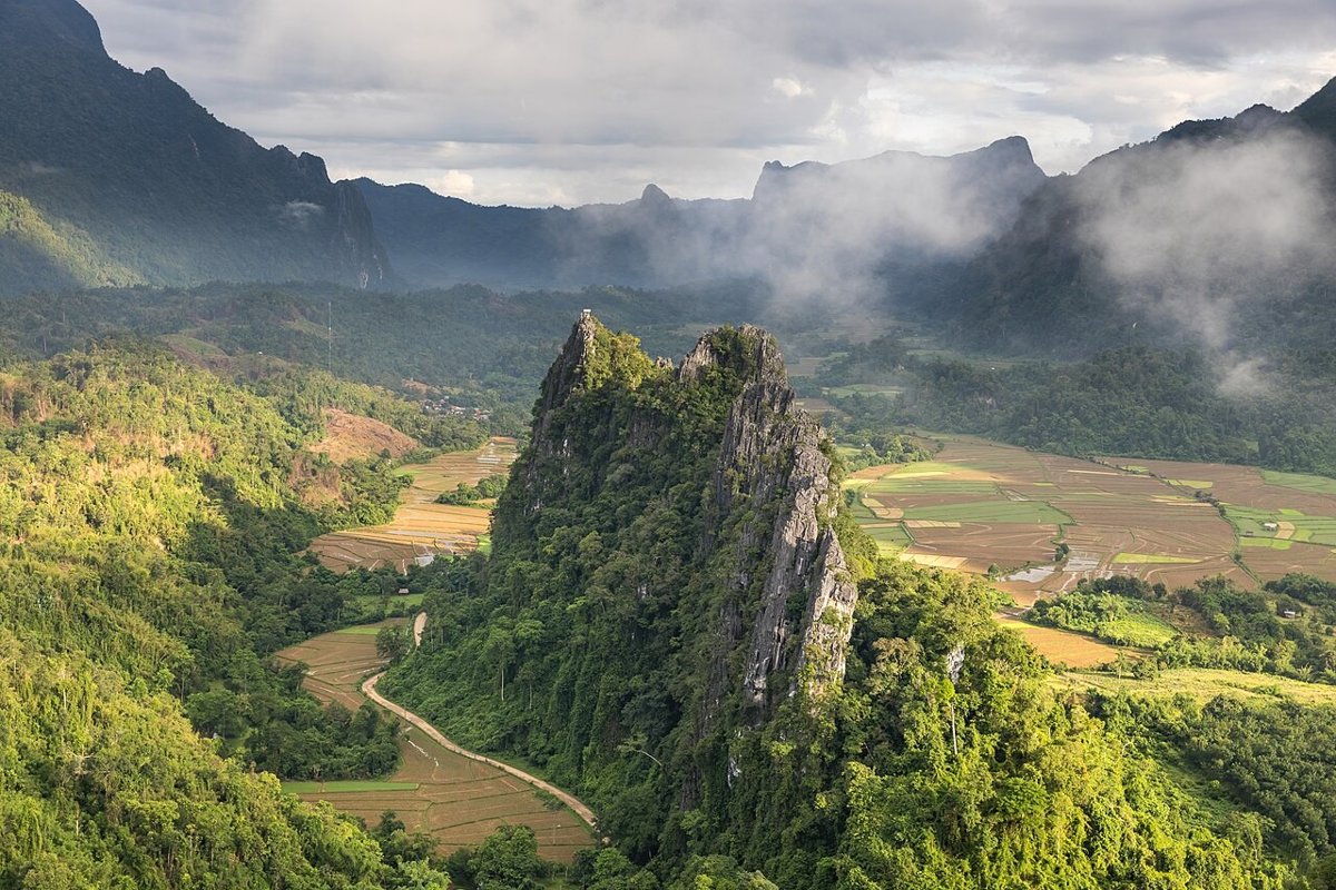 Núi đá vôi và ruộng xanh ở Vang Vieng – điểm đi thêm từ Vientiane bằng tàu cao tốc