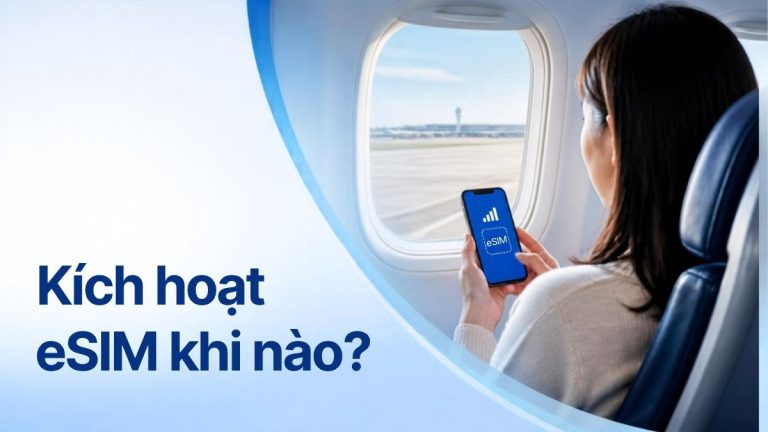 Hành khách cầm điện thoại có biểu tượng eSIM bên cửa sổ máy bay vừa hạ cánh – minh họa thời điểm kích hoạt eSIM