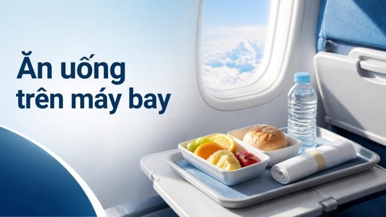 Khay suất ăn trên bàn gập cạnh cửa sổ máy bay – minh họa ăn uống trên máy bay