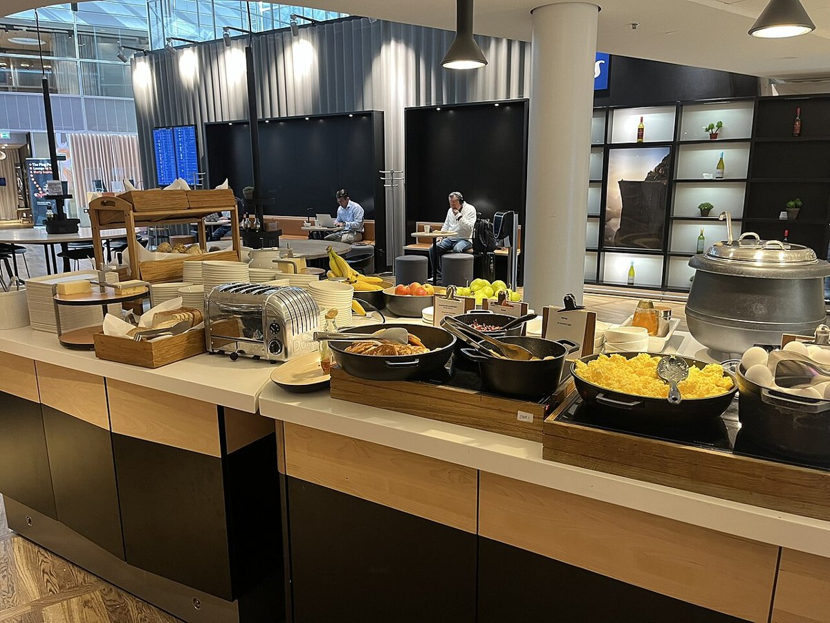 Quầy buffet trong phòng chờ sân bay – tiện ích thường có trong phòng chờ VIP