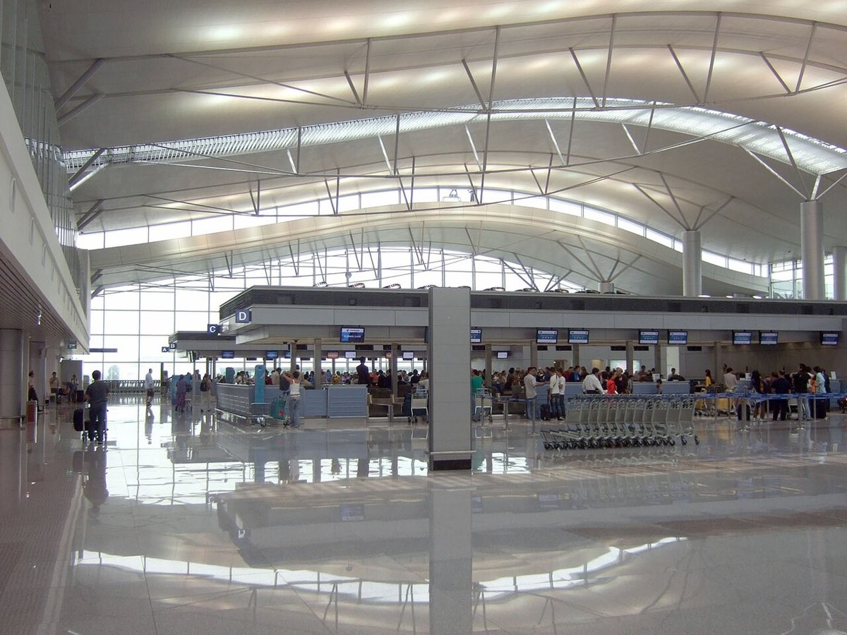 Khu quầy làm thủ tục check-in tại sân bay Tân Sơn Nhất cho người bay lần đầu