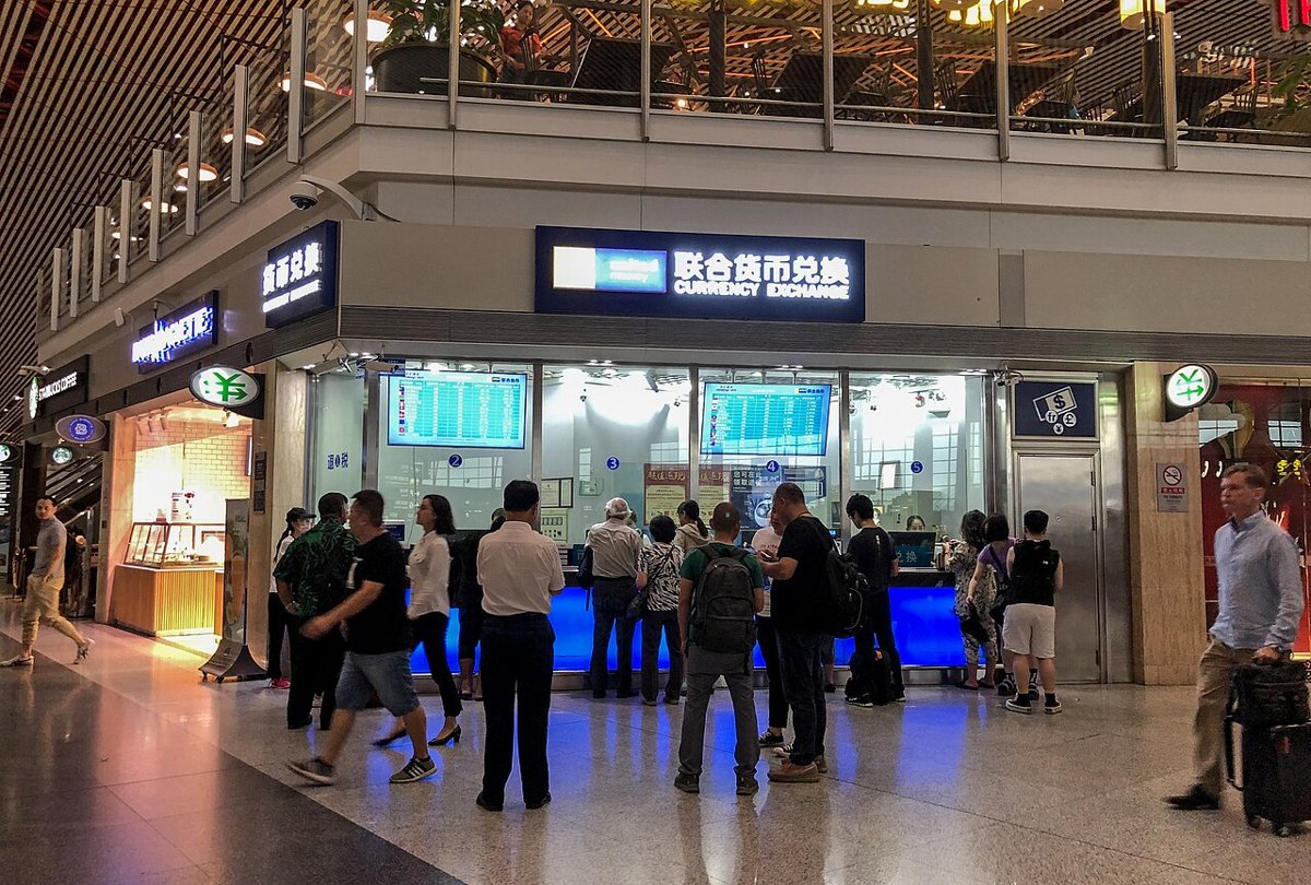 Quầy đổi ngoại tệ tại sân bay quốc tế – tiện nhưng tỷ giá thường kém hơn ngân hàng