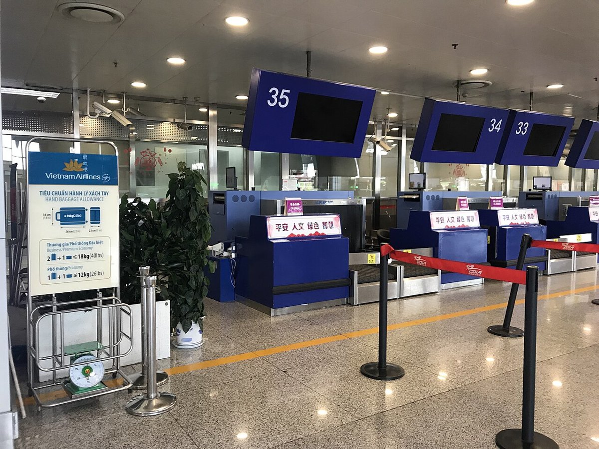 Quầy làm thủ tục của Vietnam Airlines tại sân bay – nơi hỗ trợ khi hãng thay đổi giờ bay