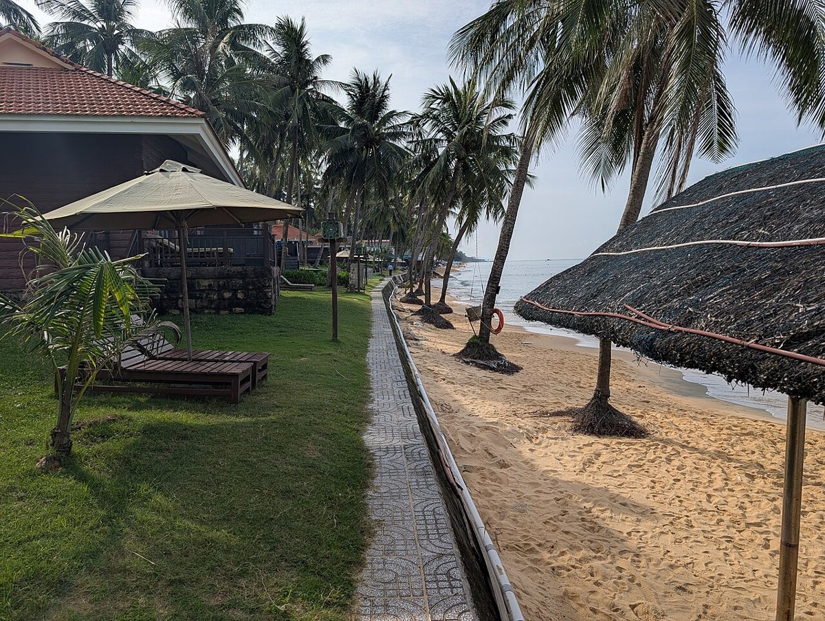 Lối đi ra bãi biển trong một resort ở Phú Quốc – kết hợp resort và homestay cho chuyến đi dài ngày