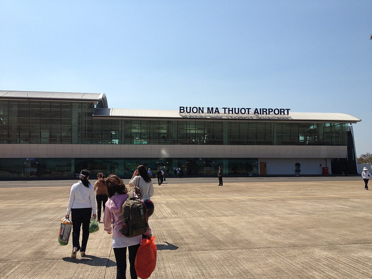 Hành khách đi bộ vào nhà ga sân bay Buôn Ma Thuột sau khi hạ cánh từ Hà Nội