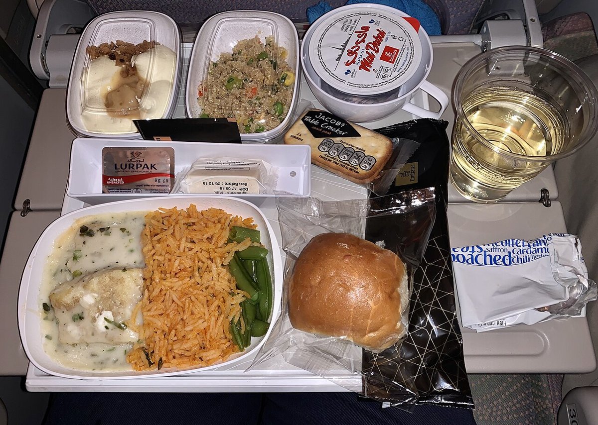 Suất ăn hạng phổ thông trên máy bay gồm món chính, salad và bánh mì