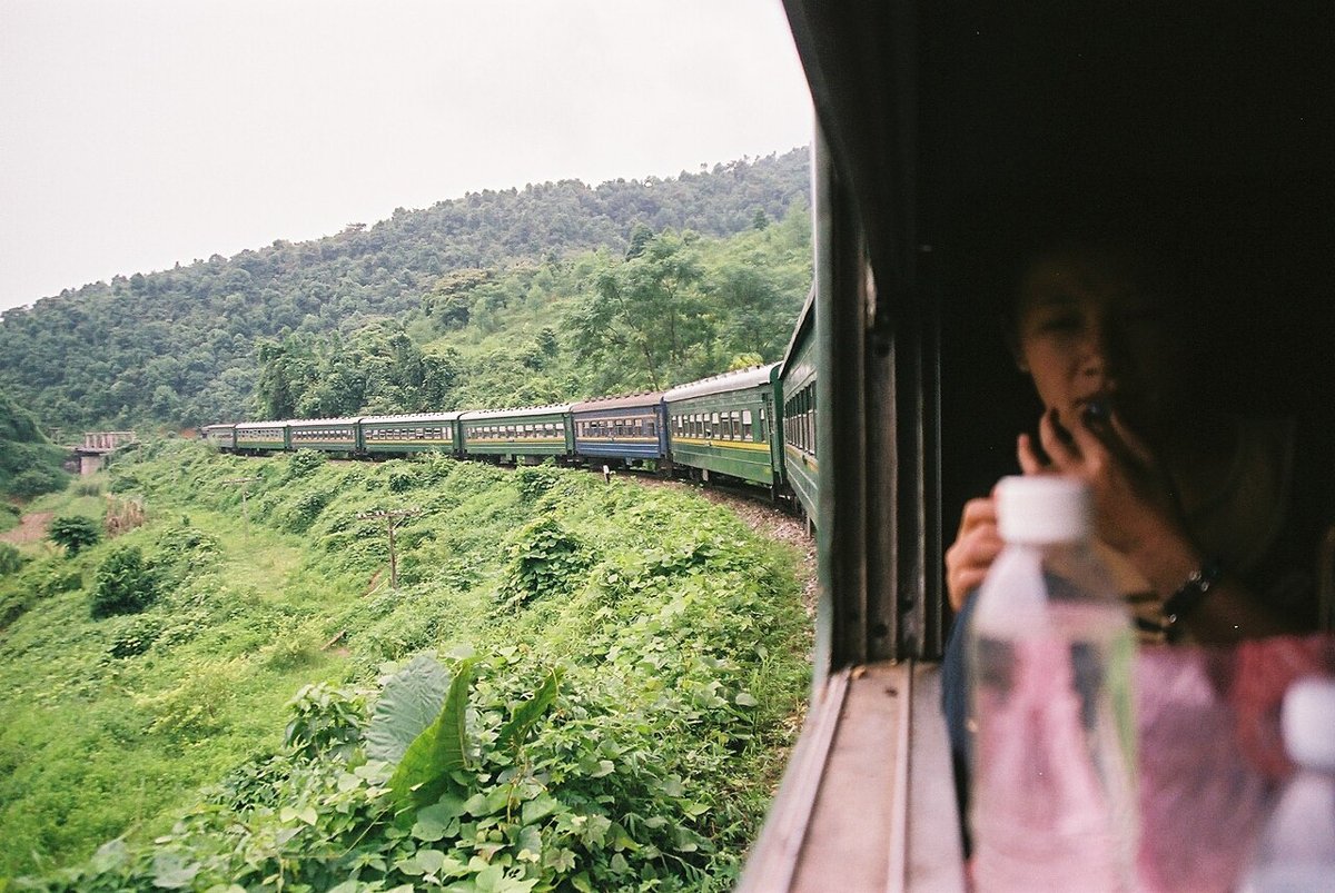 Tàu Thống Nhất chạy qua đoạn núi rừng miền Trung – hành trình Huế Vinh bằng đường sắt