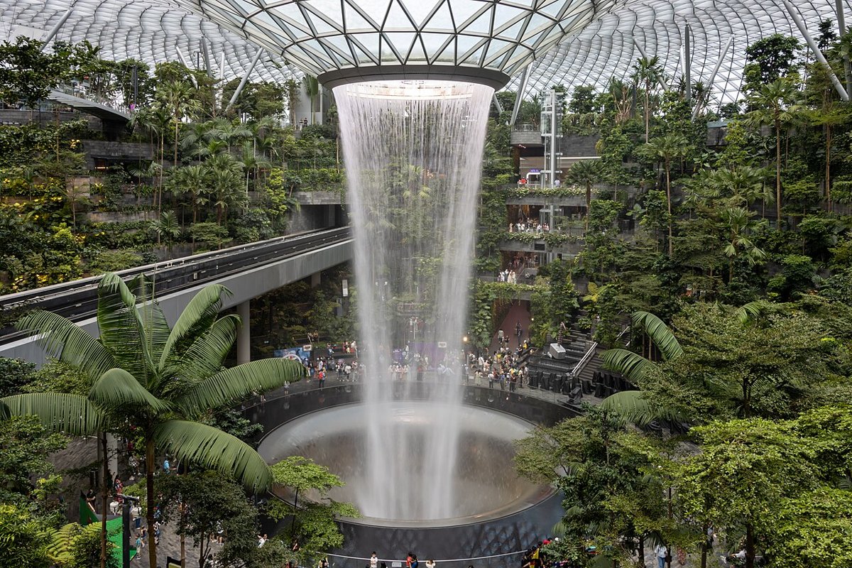 Thác nước trong nhà Rain Vortex tại Jewel Changi – sân bay đón chuyến bay từ TP.HCM đến Singapore