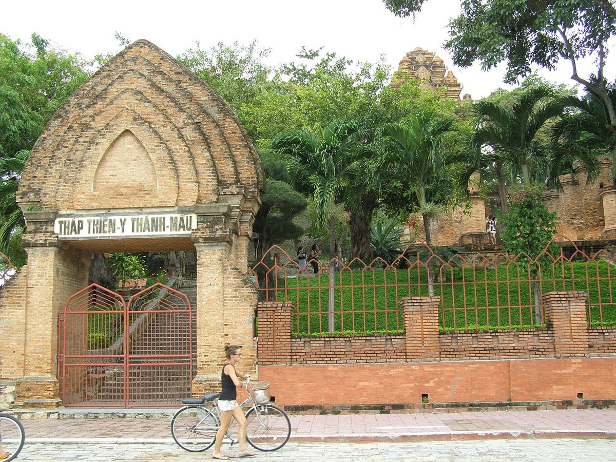 Cổng Tháp Bà Ponagar, Nha Trang – điểm tham quan gần trung tâm thành phố